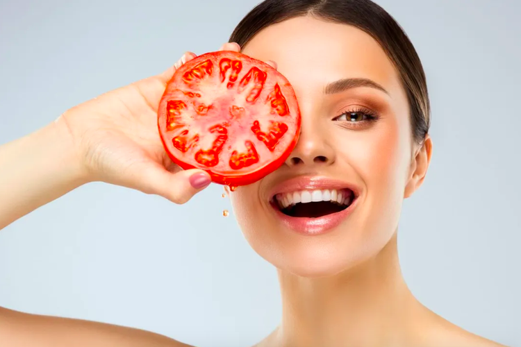 Ilustrasi perawatan wajah mencegah jerawat dengan tomat
