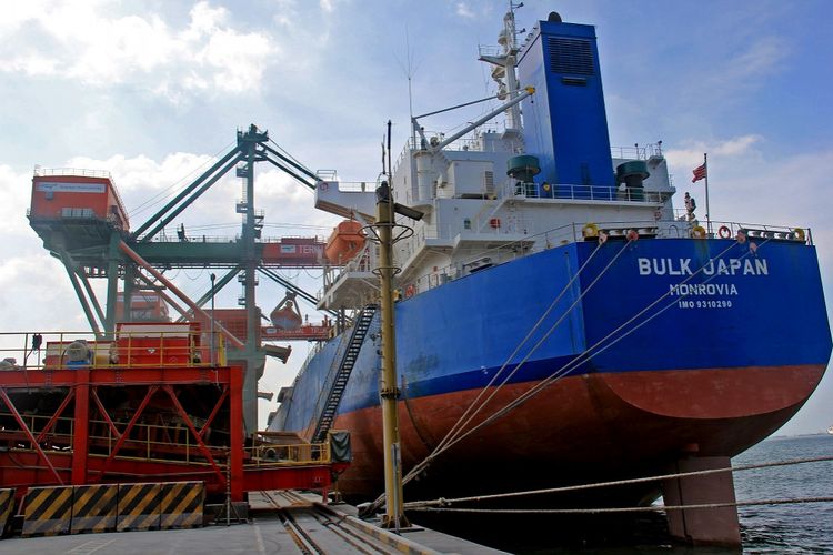 Kapal Bulk Japan bersandar di terminal teluk Lamong, Pelabuhan Tanjung Perak Surabaya