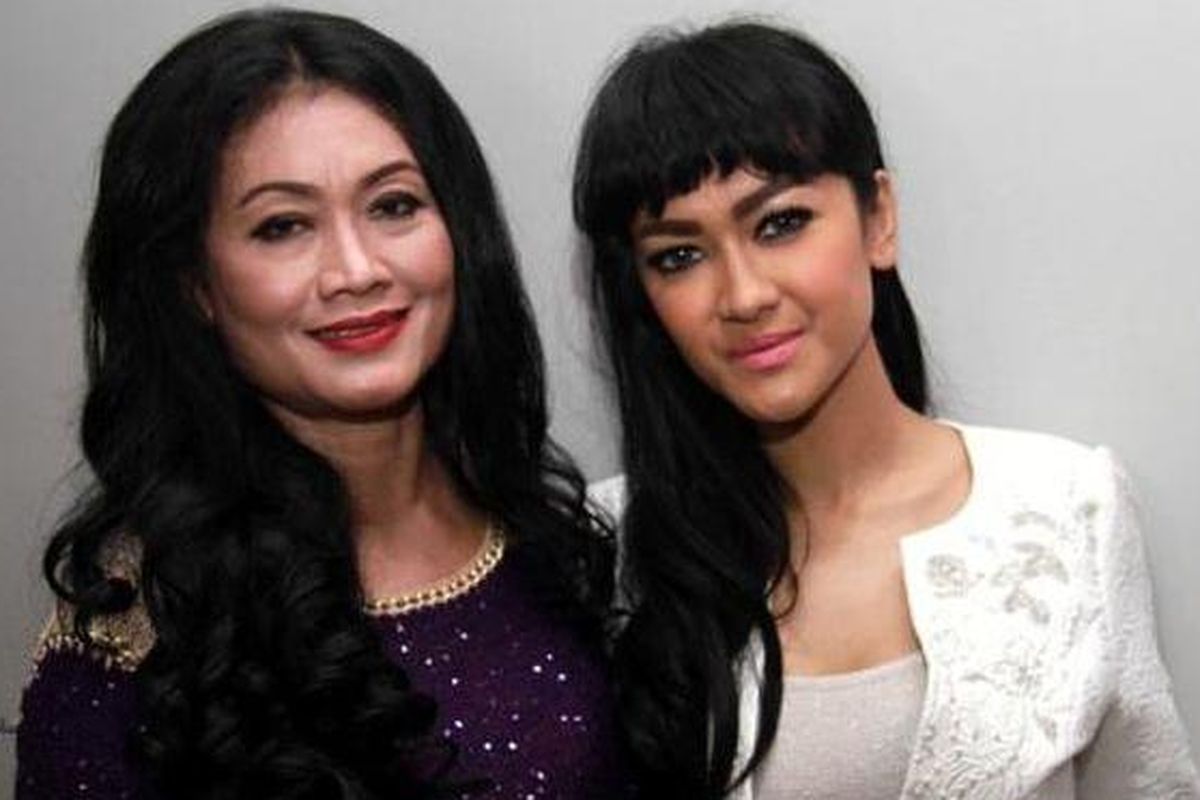 Julia Perez (kanan) dan ibunya, Sri Wulansih