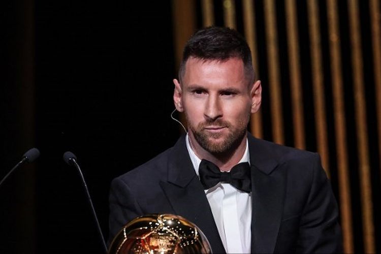 Penyerang Inter Miami, Lionel Messi, bereaksi di podium seusai menerima penghargaan Ballon d'Or ke-8 dalam Malam penganugerahan Ballon d?Or 2023 di Theatre du Chatelet, Paris, Perancis, pada 30 Oktober 2023. Terkini, Lionel Messi membantah dirinya akan dipinjamkan ke Barcelona. (Photo by FRANCK FIFE / AFP)