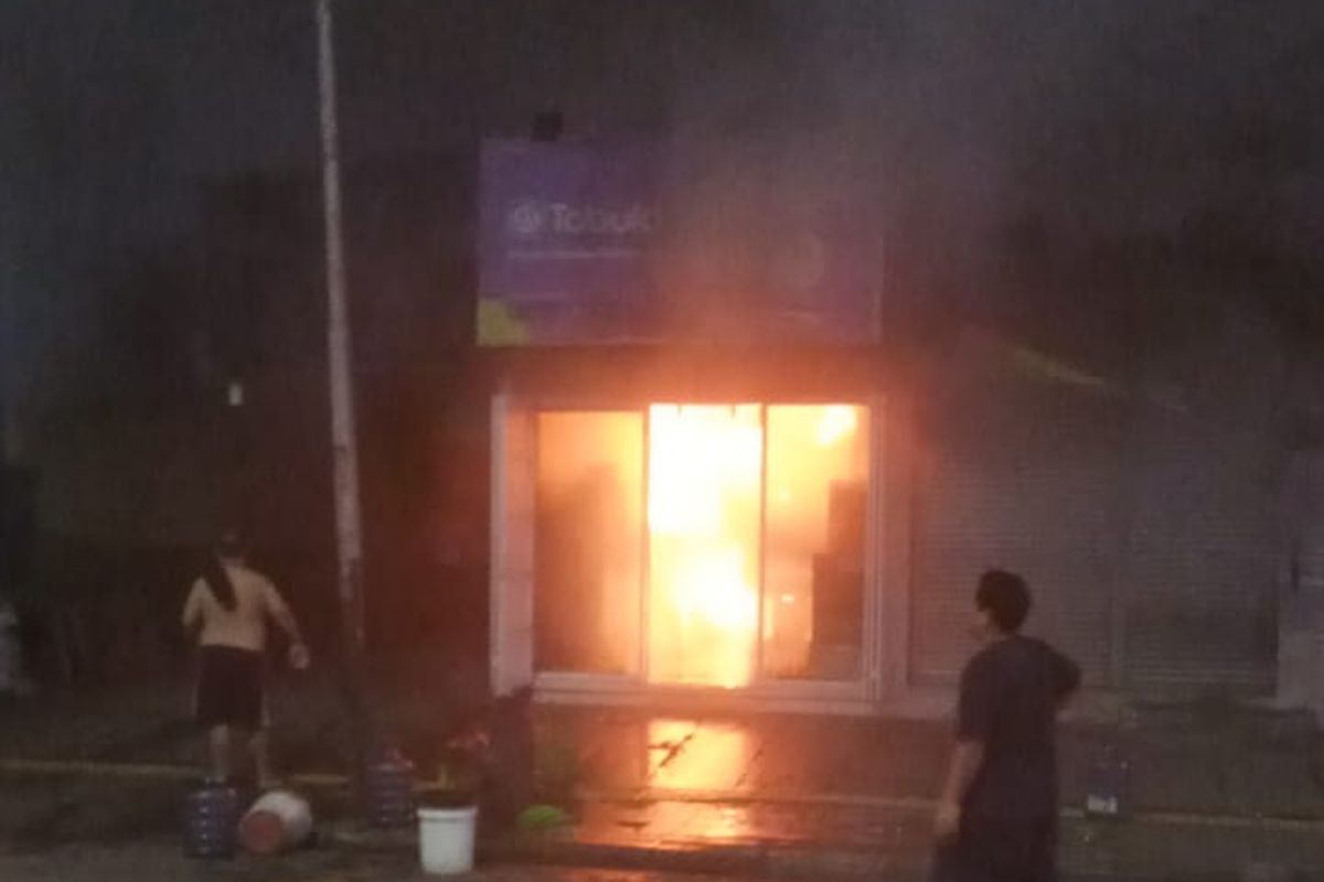 Sebuah restoran di Jalan Paus, Kelurahan Rawamangun, Kecamatan Pulogadung, Jakarta Timur, terbakar pada Minggu (13/12/2020) malam.