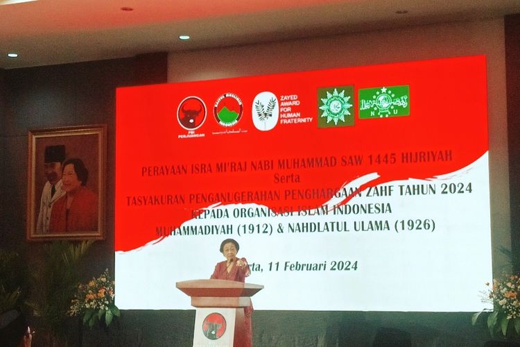Ketua Umum PDI Perjuangan, Megawati Sukarnoputri saat menyampaikan pidato pada peringatan Isra Mi’raj di Masjid At Taufiq, Lenteng Agung, Jakarta Selatan, Minggu (11/2/2024).