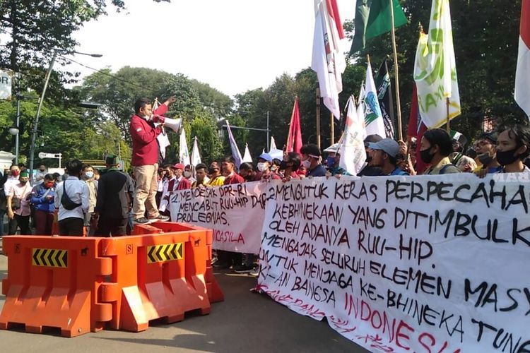 Massa mahasiswa dari sejumlah kampus di Bogor, Jawa Barat, menggelar aksi unjuk rasa di depan Istana Bogor menolak Rancangan Undang-undang Haluan Ideologi Pancasila (RUU HIP), Selasa (7/7/2020).