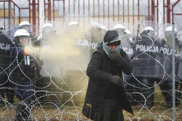 Polisi Polandia menyemprotkan gas air mata selama bentrokan antara migran dan penjaga perbatasan Polandia di perbatasan Belarus-Polandia dekat Grodno, Belarus, pada Selasa, 16 November 2021.