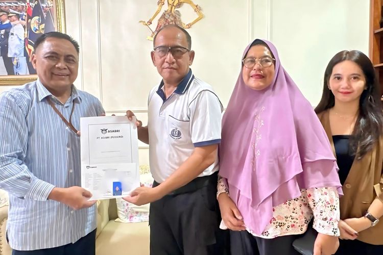 Asabri Serahkan Manfaat Tabungan Hari Tua dan Pensiun ke Pangkoarmada 1