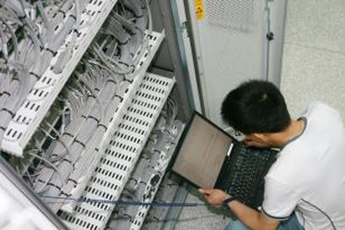 Beberapa kelalaian yang mengakibatkan terganggunya data center diantaranya, kesalahan proses dan input data, pengubahan data, penyebaran virus komputer, perusakan hingga pencurian.

