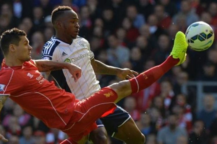 Bek Liverpool, Dejan Lovren (merah), mengawal striker West Bromwich Albion, Saido Berahino (putih), pada laga Premier League di Stadion Anfield, Liverpool, Sabtu (4/10/2014).