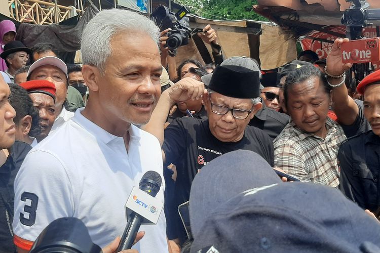 Calon presiden nomor urut 3 Ganjar Pranowo memberikan keterangan pers seusai blusukan di Pasar Induk Kajen, Pekalongan, Selasa (16/1/2024).