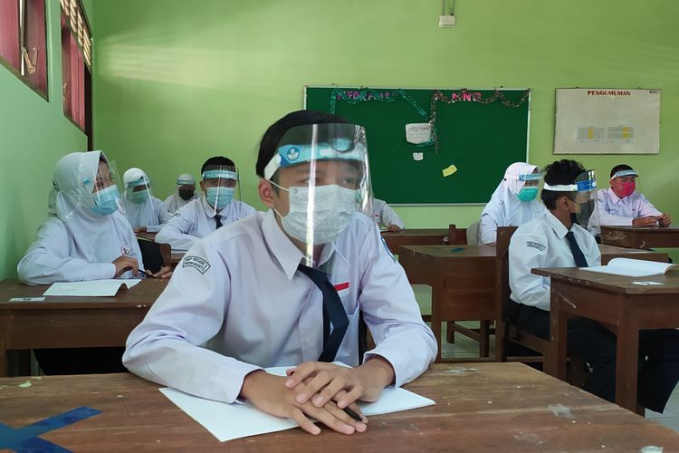 Hari pertama pembelajaran tatap muka di SMP Negeri 9 Purwokerto, Kabupaten Banyumas, Jawa Tengah, Senin(5/3/2021). 