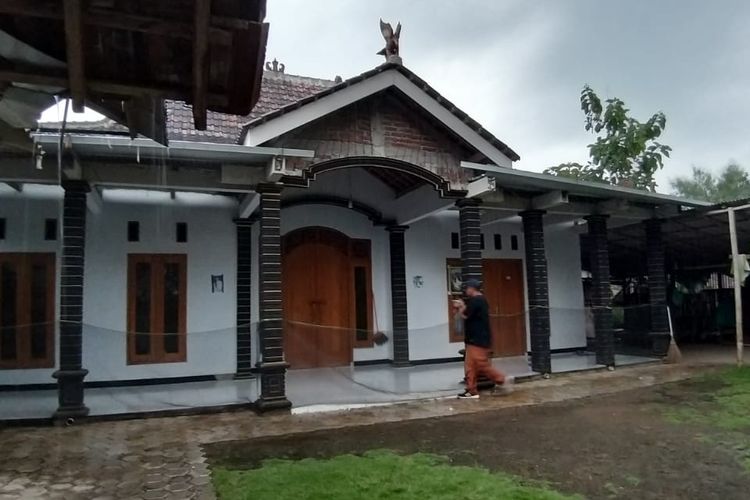 Kondisi rumah Katimun, tokoh yang mengajak 52 warga Desa Watu Bonang, Kecamatan Badegan, Kabupaten Ponorogo pindah ke Malang karena isu kiamat sepi tak berpenghuni, Rabu ( 13 / 3 / 2019) sore. 