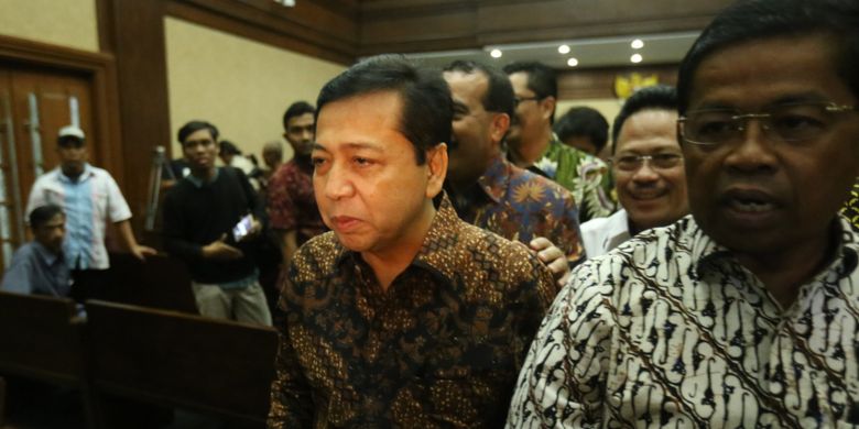 Ketua DPR Setya Novanto (kedua dari kanan) meninggalkan ruang persidangan usai bersaksi di persidangan kasus dugaan korupsi e-KTP, di Pengadilan Tipikor Jakarta, Jumat (3/11/2017). Hari ini, Novanto hadir menjadi saksi untuk terdakwa pengusaha Andi Agustinus alias Andi Narogong
