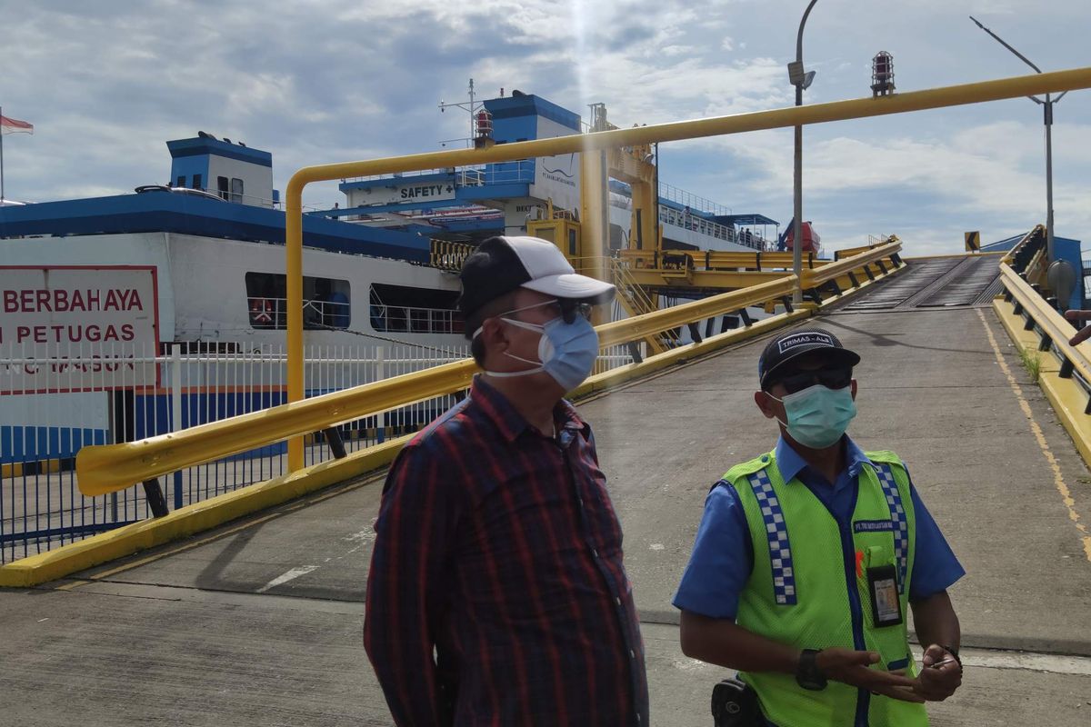 Petugas kapal Voni Dwi Rakata memberi penjelasan terkait pembatasan jumlah penumpang yang boleh naik ke kapal, di Dermaga 3 Pelabuhan Merak, Selasa (26/4/2022). Pembatasan penumpang ini membuat para pemudik harus menunggu berjam-jam untuk masuk ke kapal. 
