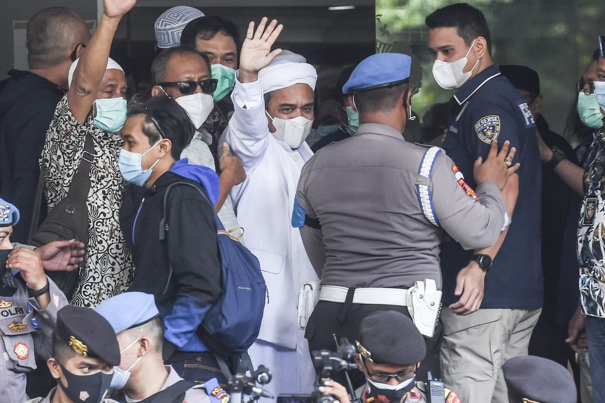 Pemimpin Front Pembela Islam (FPI) Habib Rizieq Shihab (tengah) bersiap menjalani pemeriksaan di Mapolda Metro Jaya, Jakarta, Sabtu (12/12/2020). Rizieq Shihab tiba di Mapolda Metro Jaya untuk diperiksa sebagai tersangka kasus pelanggaran protokol kesehatan terkait kerumunan di Petamburan, Tanah Abang, Jakarta pada 14 November lalu. ANTARA FOTO/Hafidz Mubarak A/foc.