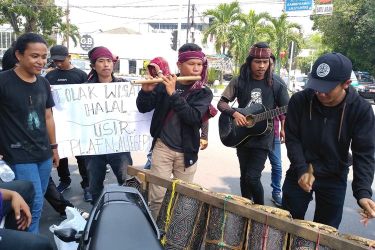 Massa Aliansi Mahasiswa Peduli Danau membawa dan memainkan taganing dan sulim. Aksi mereka di depan kantor BPODT di Jalan Kapt. Pattimura ini untuk merespon pernyataan Gubernur Edy Rahmayadi tentang wacana wisata halal dan penertiban hewan berkaki empat (babi).