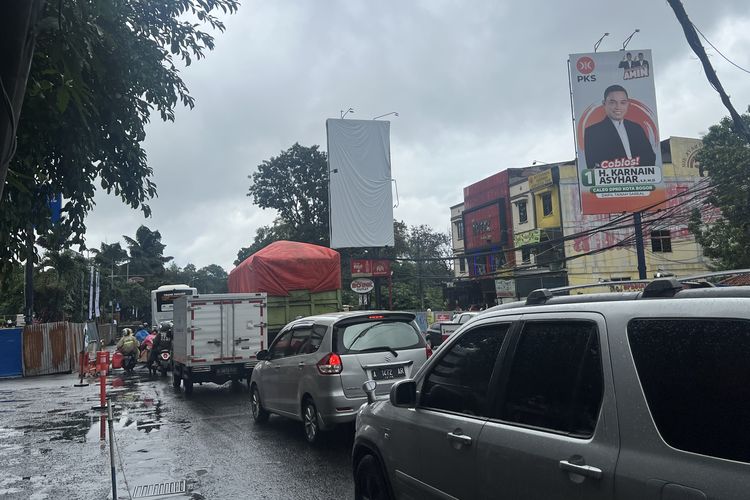 Kemacetan terjadi di simpang Warung Jambu arah jalan Ahmad Yani Bogor akibat penyempitan ruas jembatan, Jumat (19/1/2024).