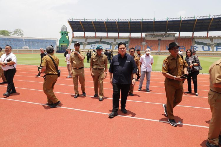 Ketua Umum PSSI Erick Tohir beserta rombonga FIFA dan Gubernur Jawa Barat tengah berkunjung ke Stadion si Jalak Harupat guna mempersiapkan Piala Dunia U-17, pada Senin (9/10/2023