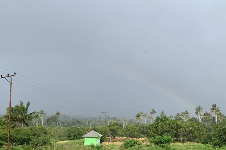 Area puncak gunung Lewotobi Laki-laki di Kabupaten Flores Timur dilanda hujan deras pada Sabtu (4/5/2024)