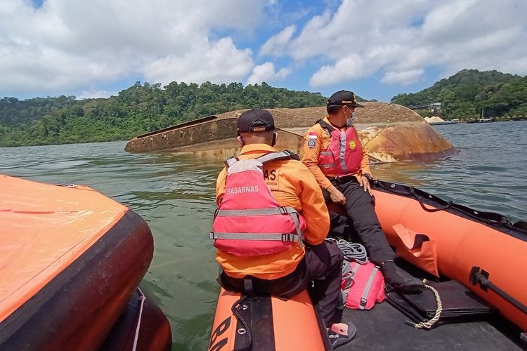 Pencarian korban kapal Pengayoman IV yang tenggelam di perairan Cilacap, Jawa Tengah, Jumat (17/9/2021).