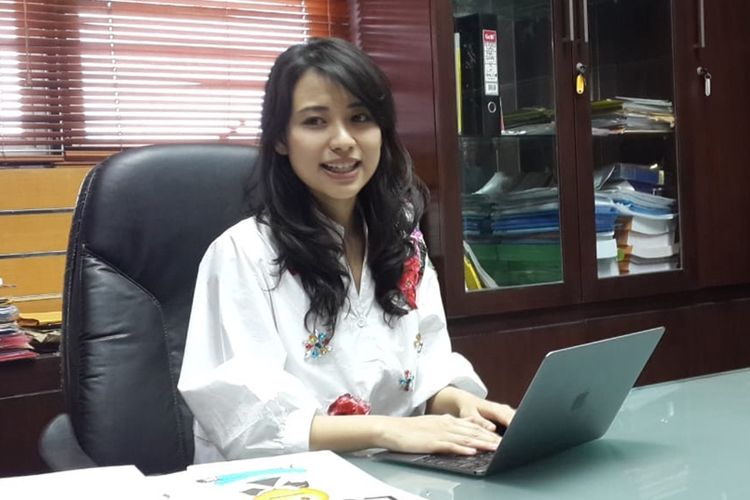 Rektor Institut Teknologi dan Bisnis ASIA Malang, Risa Santoso saat diwawancara di ruang kerjanya, Kamis (7/11/2019).