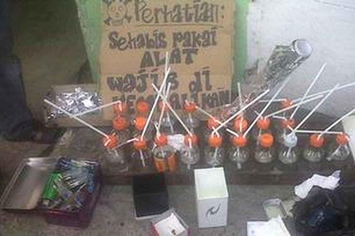 Beberapa barang bukti berhasil diamankan dari daerah yang sering disebut sebagai restoran narkoba cepat saji, Komplek permata Indah (kampung Ambon), Jakarta Barat (16/6/2012).    