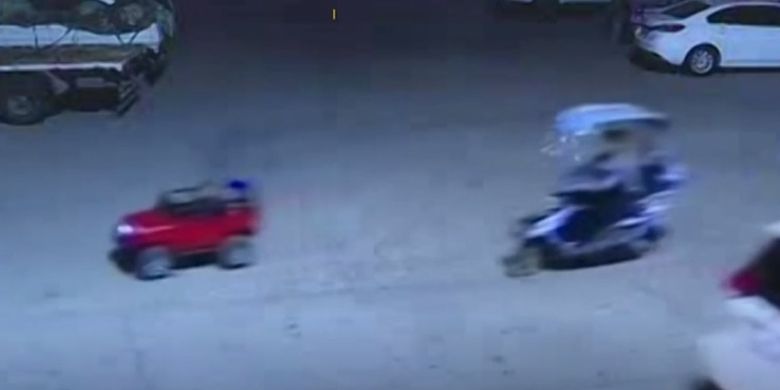 Anak Usia 5 Tahun Setir Mobil Mainan Di Jalan Raya Orangtua Ditilang Halaman All Kompas Com