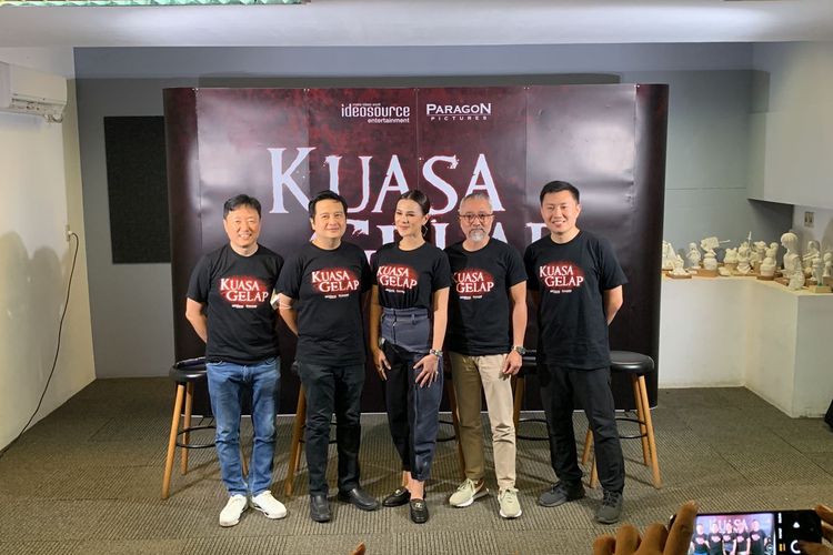 Produser dan cast film Kuasa Gelap dalam konferensi pers di kawasan Mampang, Jakarta Selatan, Selasa (30/5/2023).