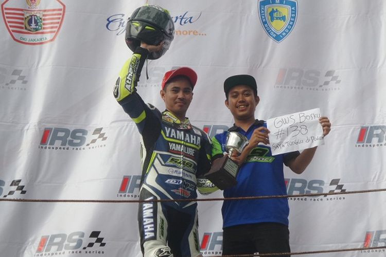 Pebalap asal Papua Barat, Richard Taroreh, berpose seusai memenangi balapan ke-1 kelas Sport 250cc seri pertama Indospeed Race Series (IRS) 2017, di Sirkuit Sentul, Kabupaten Bogor, Sabtu (18/3/2017).