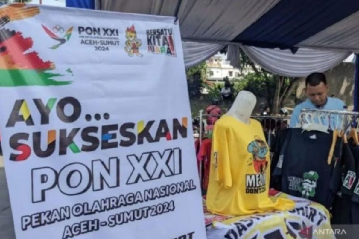 Pelaku UMKM menyosialisasikan sekaligus menjual produk PON XXI 2024 Aceh-Sumut pada Hari Koperasi Festival 2024 di Pekan Raya Sumatera Utara, Medan. 