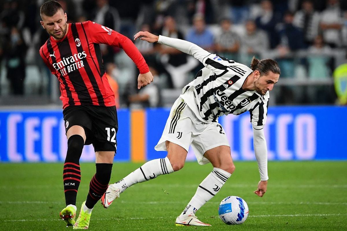 Ante Rebic (kiri) dan Adrien Rabiot berebut bola dalam laga Juventus vs AC Milan di Stadion Allianz, Senin (20/9/2021) dini hari WIB. 
