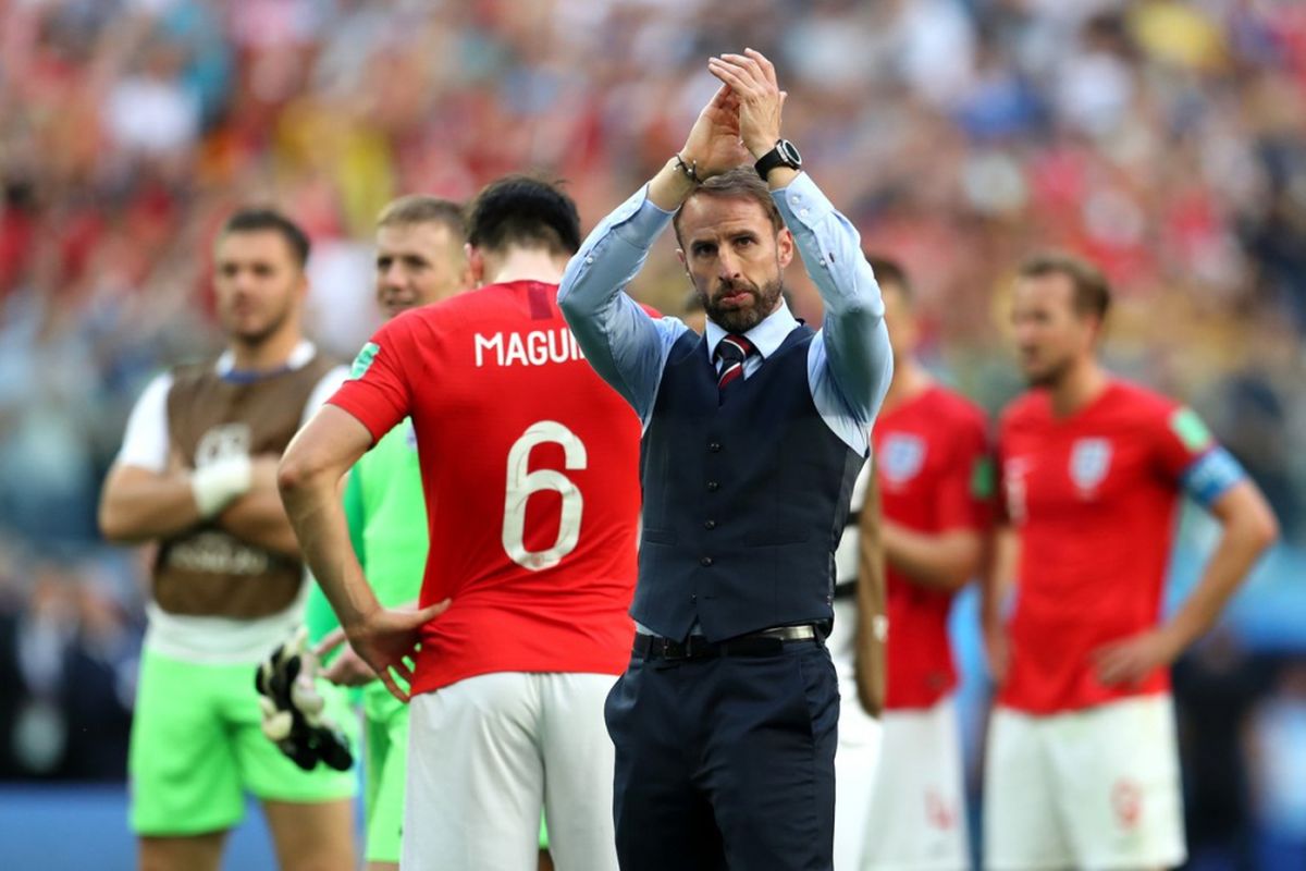 Pelatih timnas Inggris, Gareth Southgate menyapa para pendukung Inggris seusai laga perebutan peringkat ketiga melawan timnas Belgia di Stadion Saint Petesburg, Sabtu (14/7/2018)