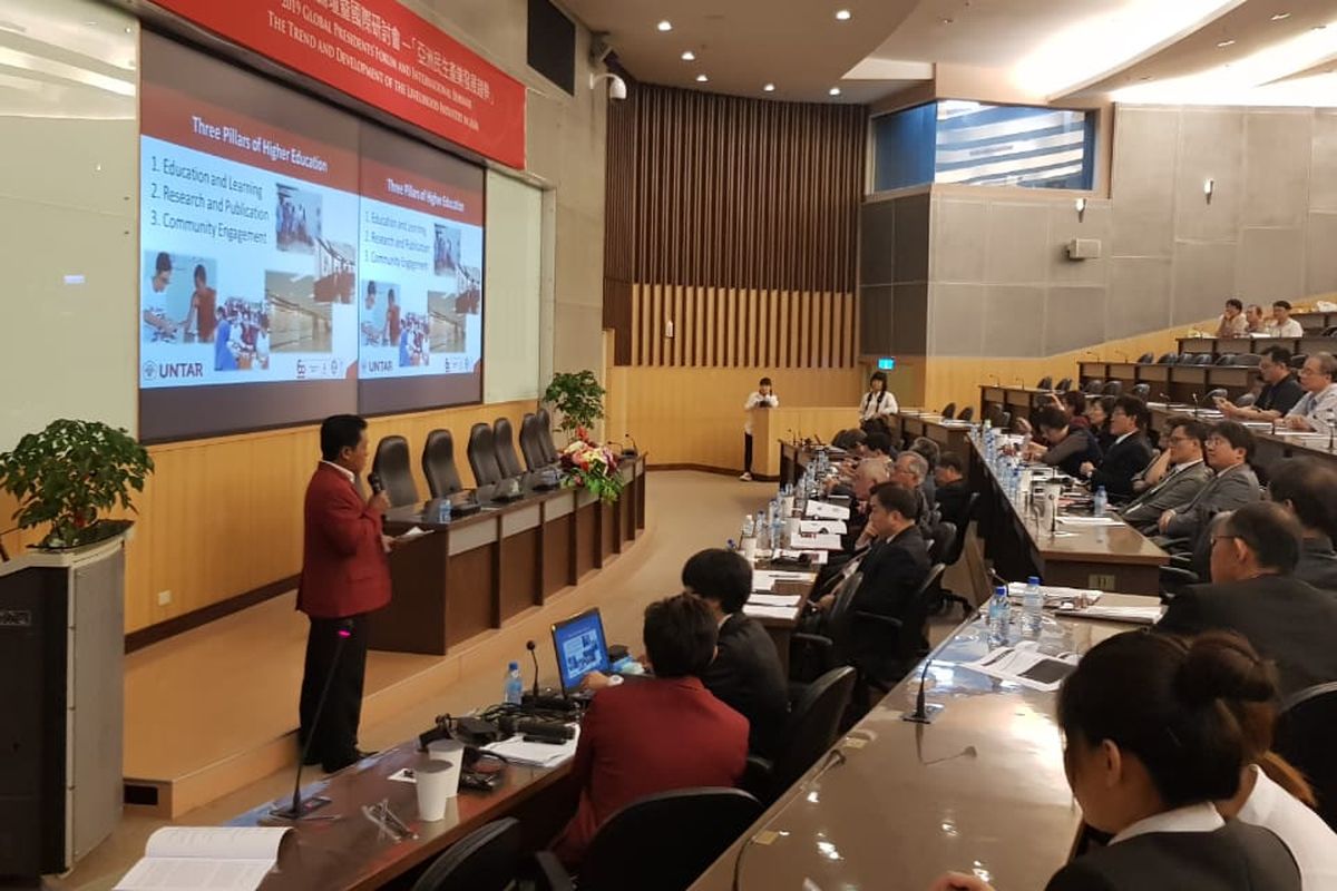 Dalam acara 2019 Global President Forum di Taiwan, Prof. Agustinus mempresentasikan berbagai kegiatan Untar dengan mengangkat tema The Implementation of the Community Engagement by Lecturers and Students as Part of Building University?s Excellent Reputation (27/4/2019).