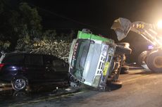 Terguling, Truk Tebu di Lumajang Timpa Minibus