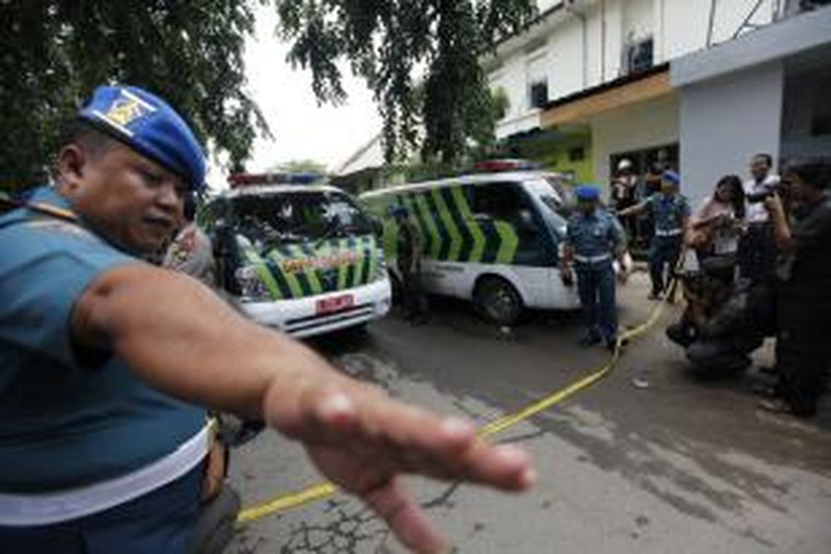 Ambulan membawa korban ledakan di gudang amunisi di Pangkalan TNI Angakatan Laut III di Dermaga Pondok Dayung, Pelabuhan Tanjung Priok, Jakarta Utara, Rabu (5/3). Ledakan terjadi sekitar pukul 10.25 mengakibatkan puluhan orang luka ringan dan berat.

Kompas/Lucky Pransiska (UKI)
05-03-2014