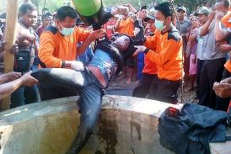 Mayat Fauzi (27), warga Desa Karangharjo, Kecamatan Silo, Jember Jawa Timur, saat dievakuasi dari dasar sumur, Jumat (27/9/2014).