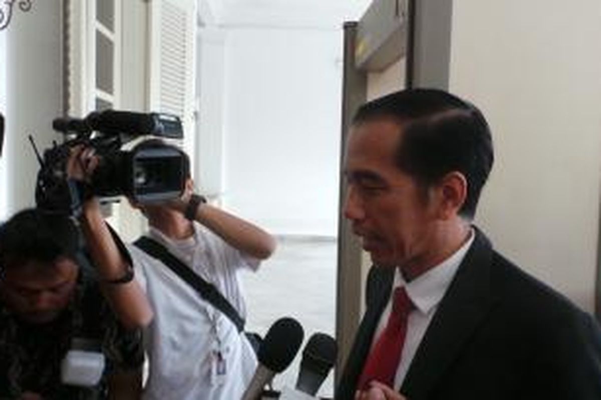 Gubernur DKI Jakarta yang juga Presiden RI 2014-2019 Terpilih Joko Widodo saat tiba di kantornya, di Balaikota Jakarta, Rabu (23/7/2014).