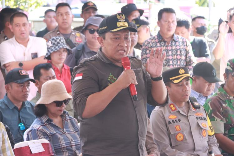 Wakil Gubernur (Wagub) Kalimantan Tengah (Kalteng) Edy Pratowo  membuka Pasar Penyeimbang di Kecamatan Dusun Selatan, Kabupaten Barito Selatan (Barsel), Jumat (2/2/2024).

