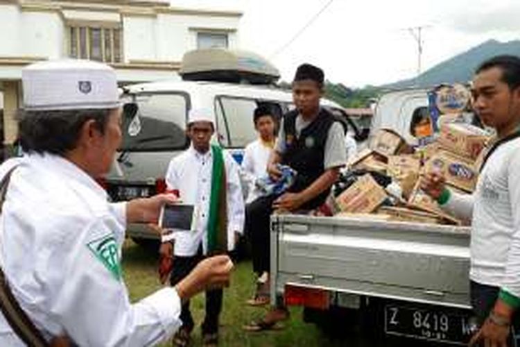Santri dan relawan asal Ciamis yang berjalan kaki menuju Jakarta untuk ikut aksi 2 Desember mendatang sudah memasuki kawasan Pamoyanan, perbatasan Garut-Tasikmalaya, dan sedang beristirahat di posko pengistirahatan, Selasa (29/11/2016).