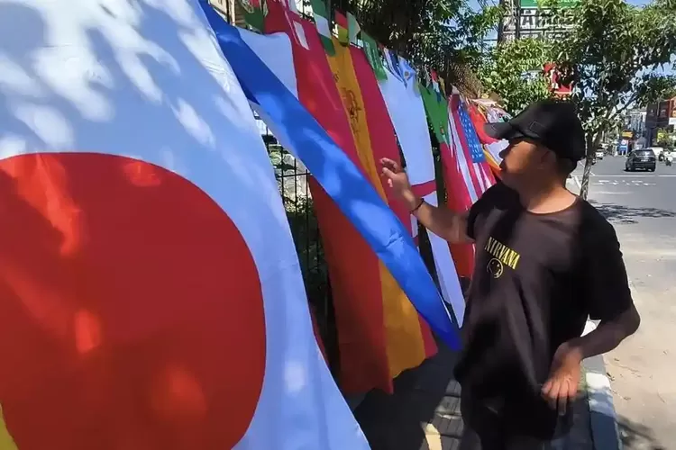 Cerita Penjual Bendera Piala Dunia di Bali, Bertahan di Emperan demi Anak Kuliah Sastra Rusia di Bandung