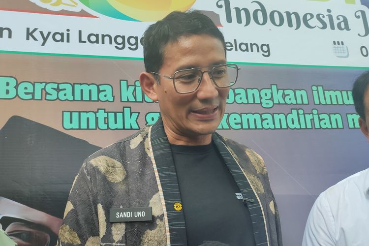 Harga Tiket Pesawat Turun Oktober Ini, Sandi Uno Beberkan Skemanya