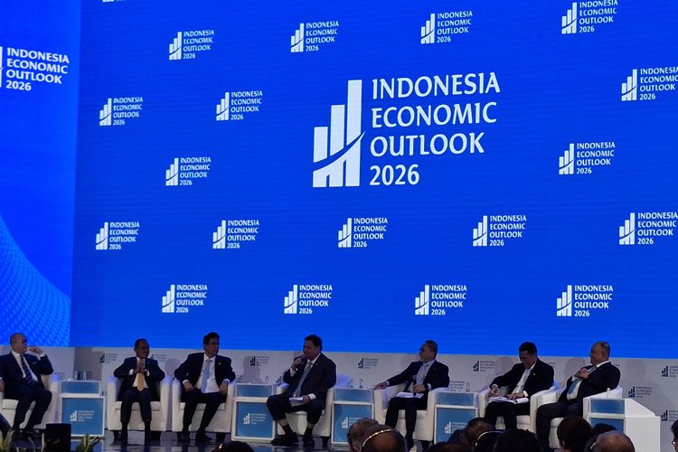 Para Menteri Kabinet Merah Putih dalam forum Indonesia Economic Outlook (IEO) di Wisma Danantara, Jumat (13/2/2026)