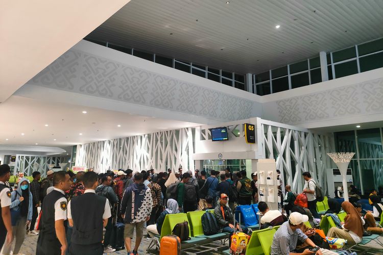 Situasi di Terminal Keberangkatan Bandara Sultan Abi Muhammad Sulaiman (SAMS) Sepinggan, Balikpapan, Kalimantan Timur, Minggu (7/4/2024). Terdapat tiga penerbangan yang mengalami flight delay dan RTA.