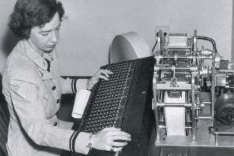 Dr. Grace Hopper bekerja pada komputer tap-punch manual pada tahun 1944