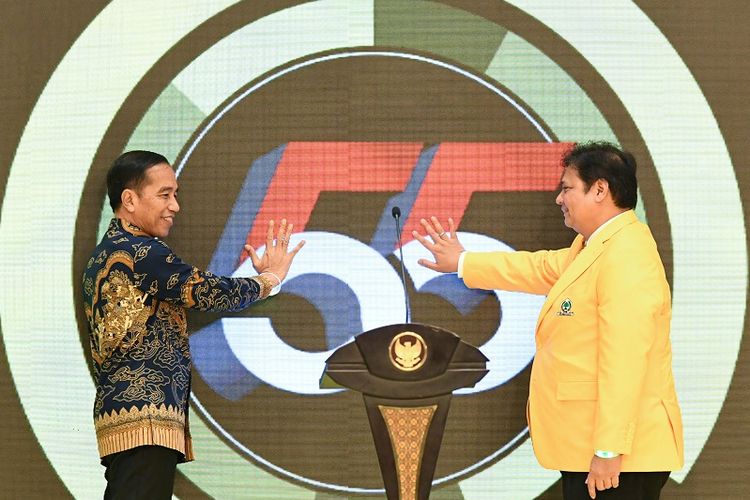 Presiden Joko Widodo (kiri) bersama Ketua Umum DPP Partai Golkar Airlangga Hartarto (kanan) menekan layar saat membuka peringatan HUT ke-55 Partai Golkar di Jakarta, Rabu (6/11/2019). Peringatan tersebut mengambil tema 55 Tahun Bersatu Untuk Negeri, Berkarya Untuk Bangsa. ANTARA FOTO/M Risyal Hidayat/foc.