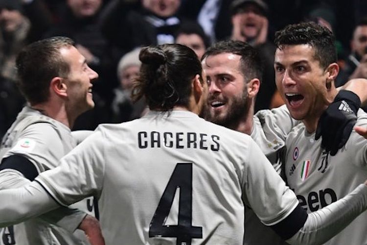 Para pemain Juventus merayakan gol Cristiano Ronaldo ke gawang Sassuolo pada pertandingan Serie A Liga Italia di Stadion Mapei, 10 Februari 2019. 