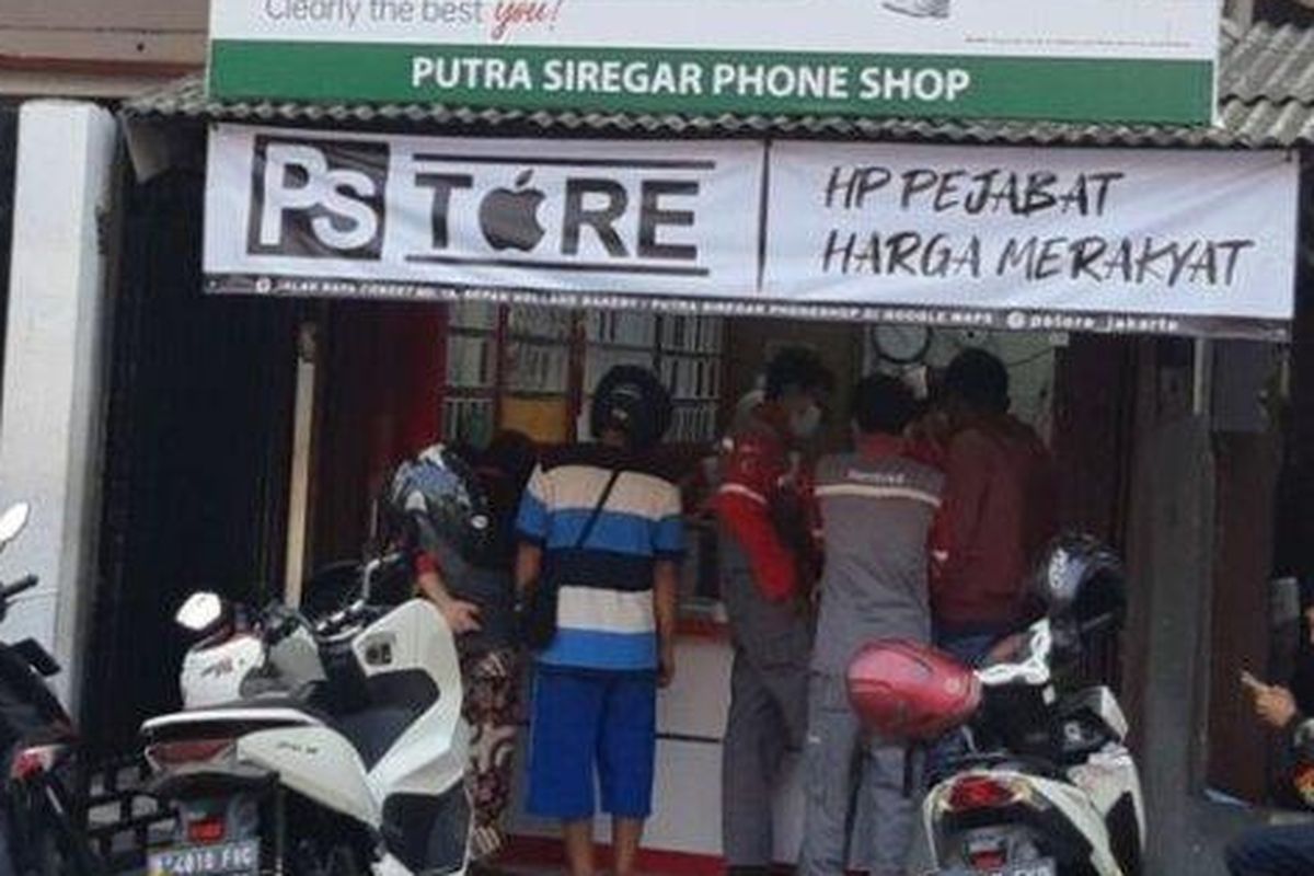 Suasana toko penjualan ponsel baru dan bekas, PS Store di Jalan Raya Condet, Jakarta Timur, Rabu (29/7/2020). 