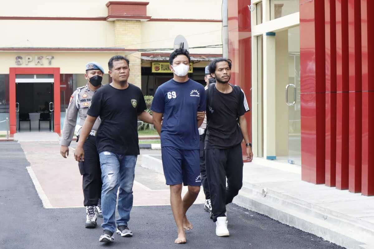 Akibat kalah bermain judi online, seorang Office Boy (OB) yang bekerja di kantor rokok merk ESSE Depo Soreang, Kabupaten Bandung, Jawa Barat, menggasak uang milik perusahaan sebesar Rp 150 juta.