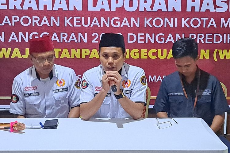 Ketua KONI Makassar, Ahmad Susanto saat memberikan klarifikasi terkai dugaan penyelewengan dana hibah anggaran tahun 2022-2023 di Kantor KONI Makassar Jl Kerung-Kerung, Senin (18/3/2024)