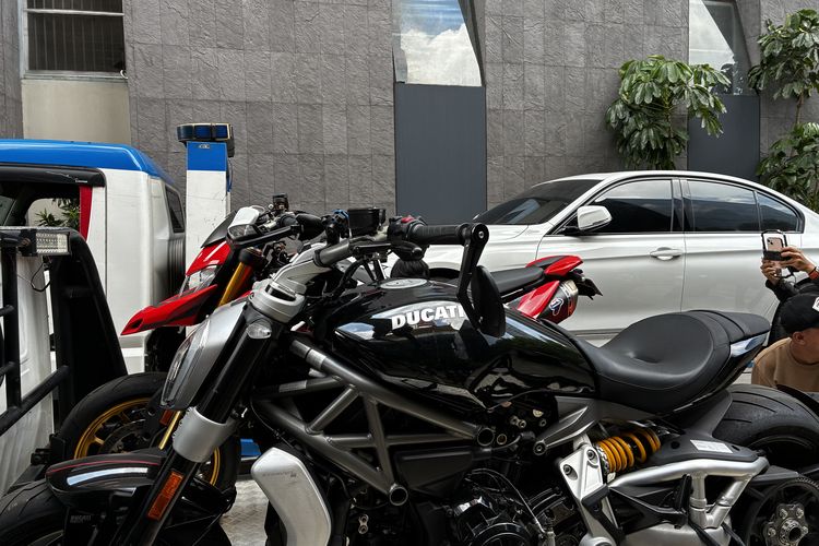 Komisi Pemberantasan Korupsi (KPK) memindahkan 32 kendaraan yang disita dari kasus pemerasan pengurusan sertifikat K3 (Keselamatan dan Kesehatan Kerja) ke Rupbasan KPK, Cawang, Jakarta, Rabu (1/10/2025).