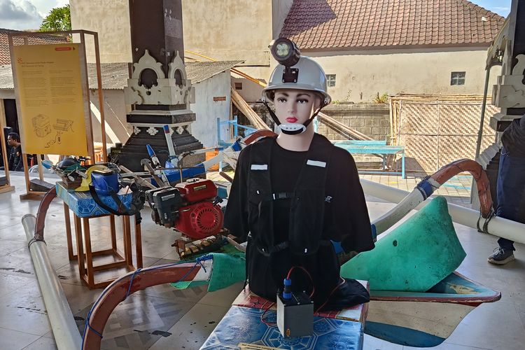 Fisherman Ergo-Headlamp, lampu kepala untuk nelayan Desa Serangan, Bali, ketika mencari udang saat malam hari. Lampu ini dipamerkan di pameran Desa Utak Atik di Desa Serangan, Sabtu (6/12/2025), yang digagas oleh CAST Foundation, Fab Lab Bali, dan Meaningful Design Group. 