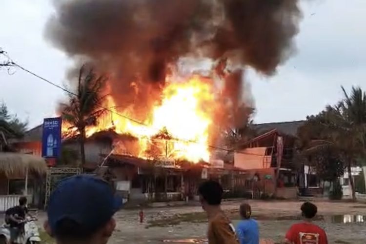 Kebakaran Hebat di Kampung Turis Pangandaran, Rumah Makan Seafood Ludes Terbakar